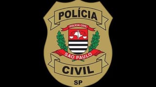 Badge of the São Paulo Civil Police featuring a gold shield with laurel branches, a red and black striped emblem, and the words “Polícia Civil SP” on a black background.