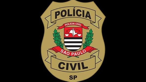 Badge of the São Paulo Civil Police featuring a gold shield with laurel branches, a red and black striped emblem, and the words “Polícia Civil SP” on a black background.